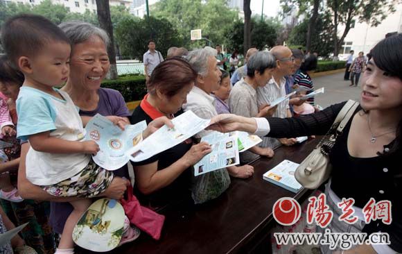 工作人員向市民發(fā)放環(huán)保知識讀本。