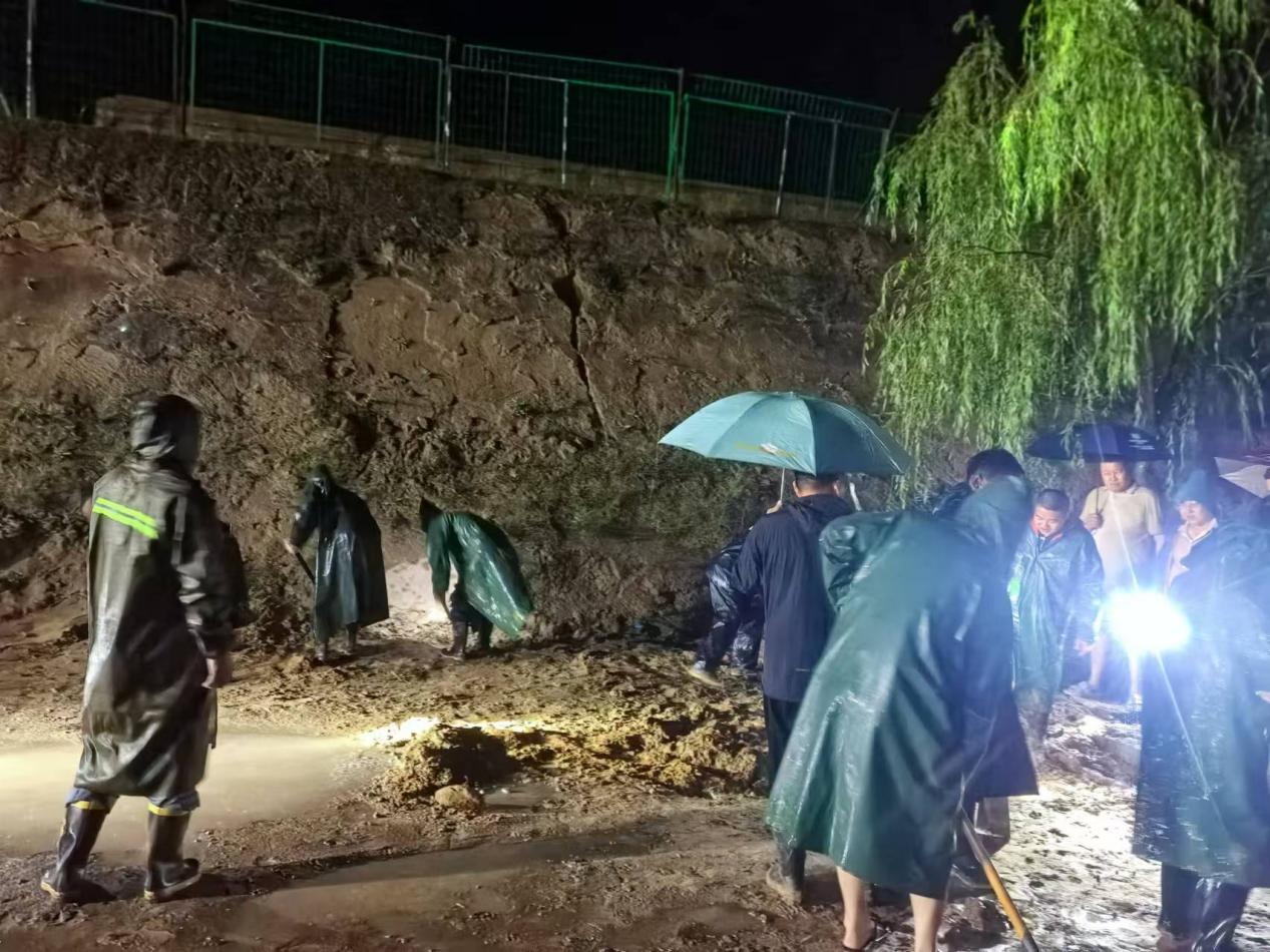 油氣工程公司王渠則站組織全員“戰(zhàn)暴雨、搶排險(xiǎn)、保安全”.jpg